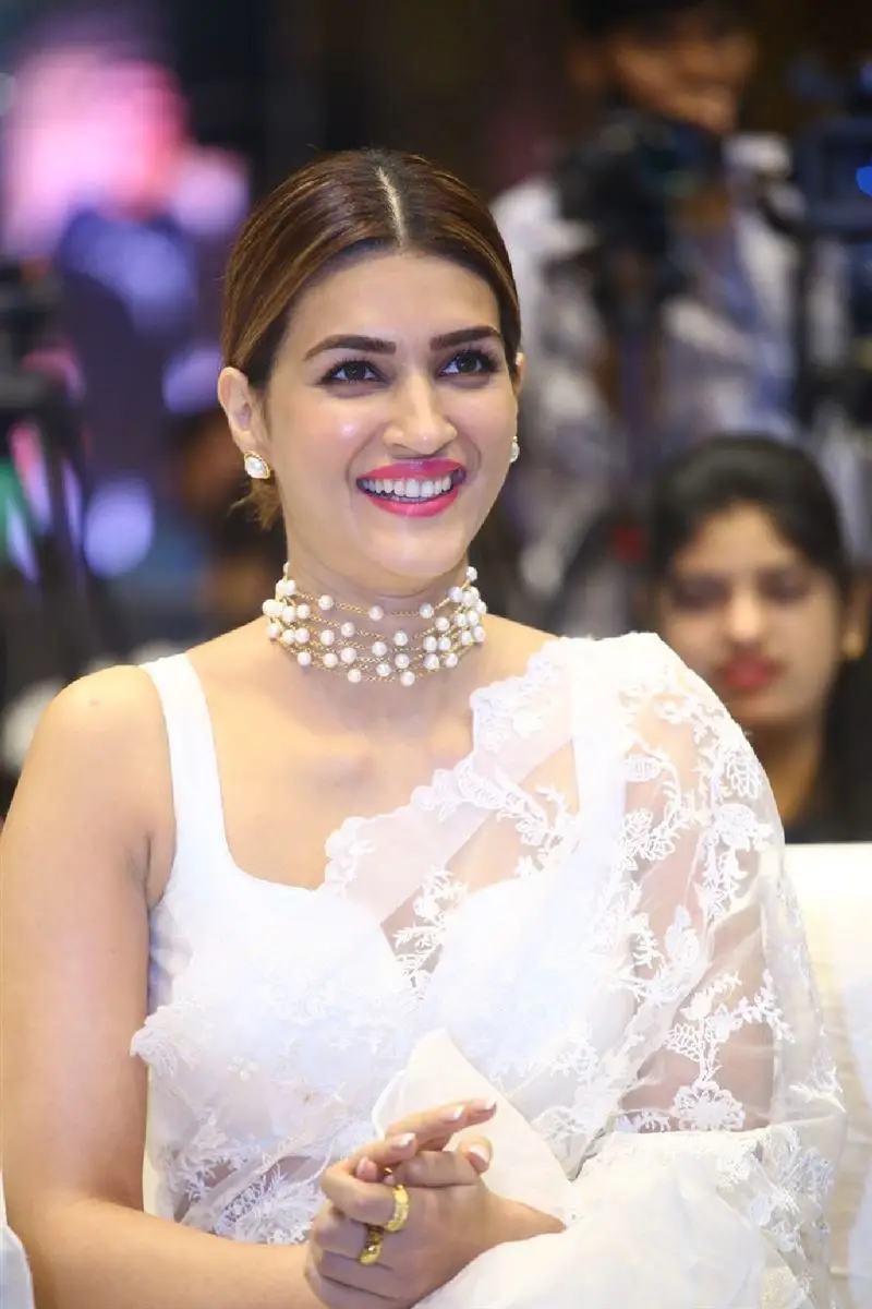 Kriti Sanon Charming Stills In White Saree Sleeveless Blouse